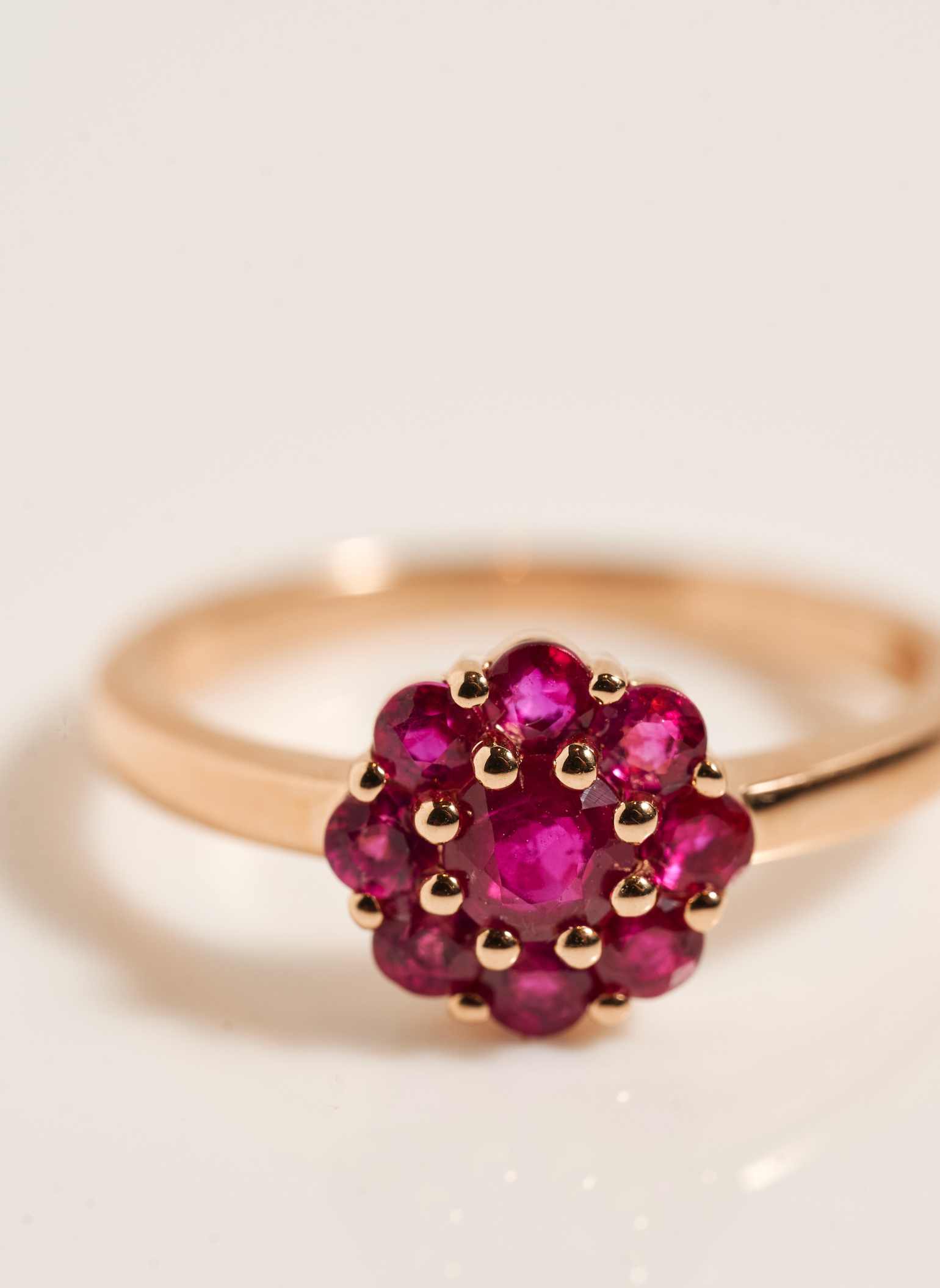 Gold and ruby ​​rosette ring