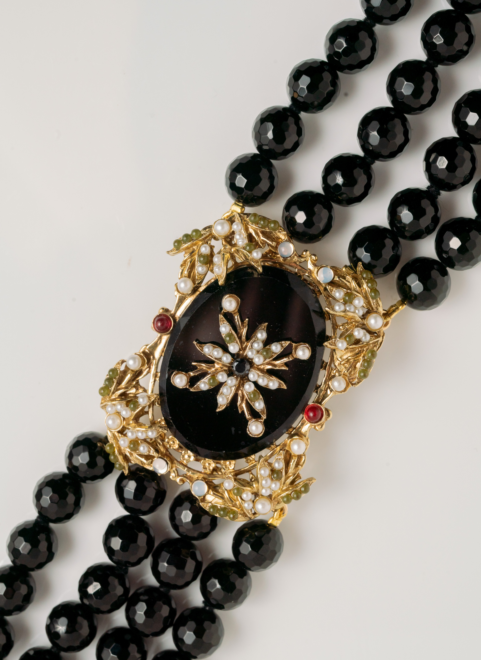 Chevalier Choker Natural Pearls and Onyx