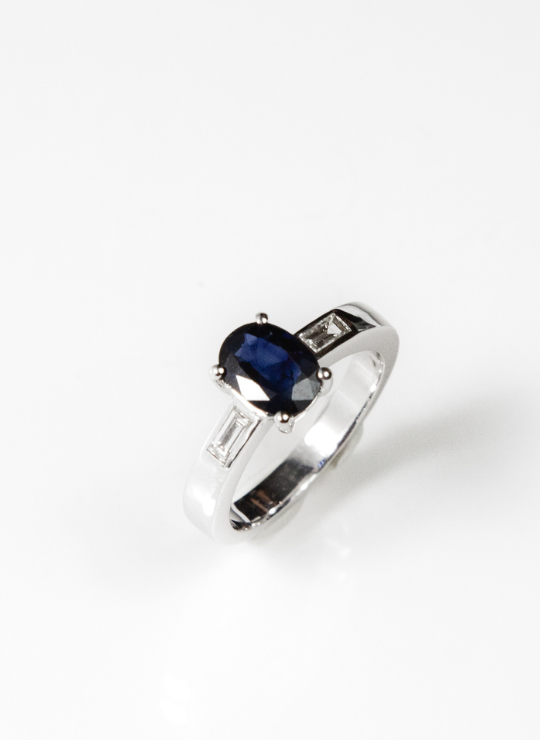 Tresillo Ring White Gold and Oval Sapphire