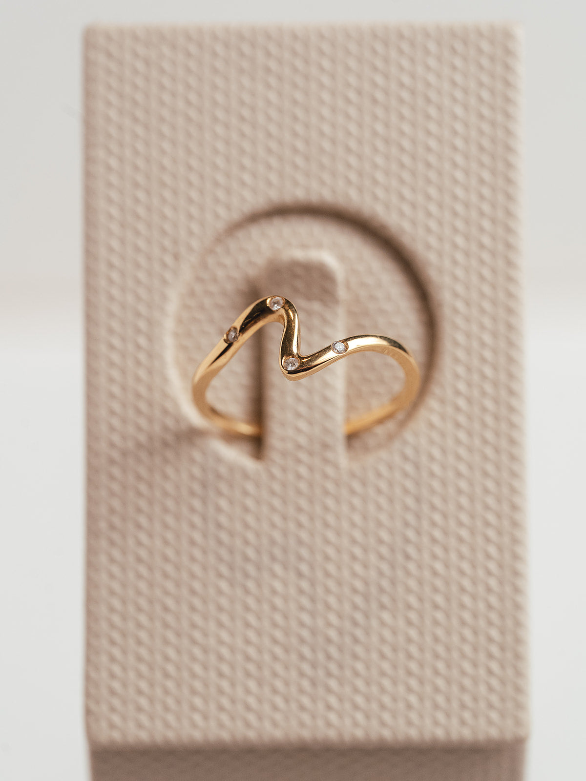 Golden Essentials Shiny Tubogas Ring