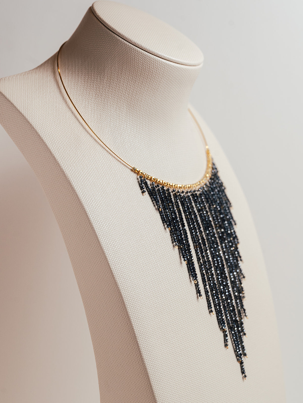 Collar Golden Essentials Cascada con Espinela Negra