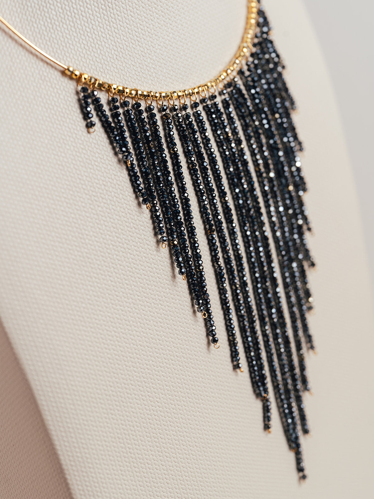 Collar Golden Essentials Cascada con Espinela Negra