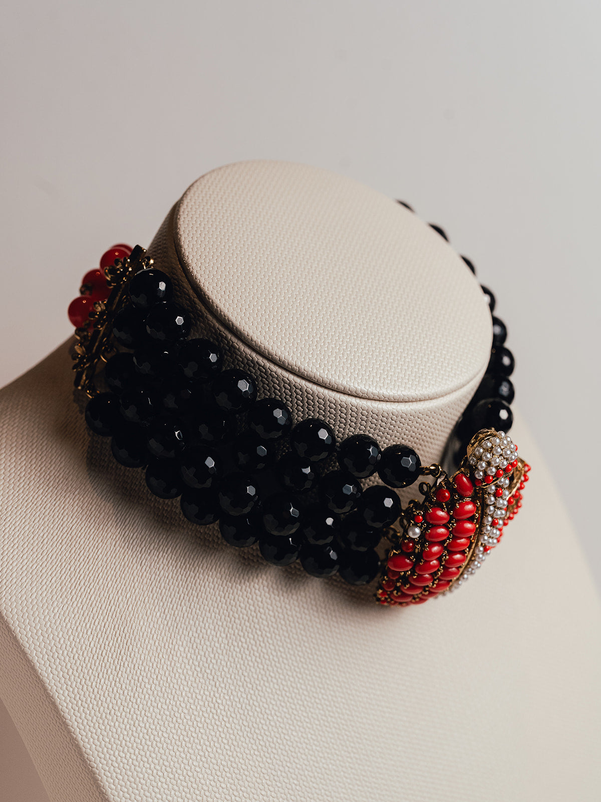 Choker Chevalier 4 vueltas de Onix y Coral