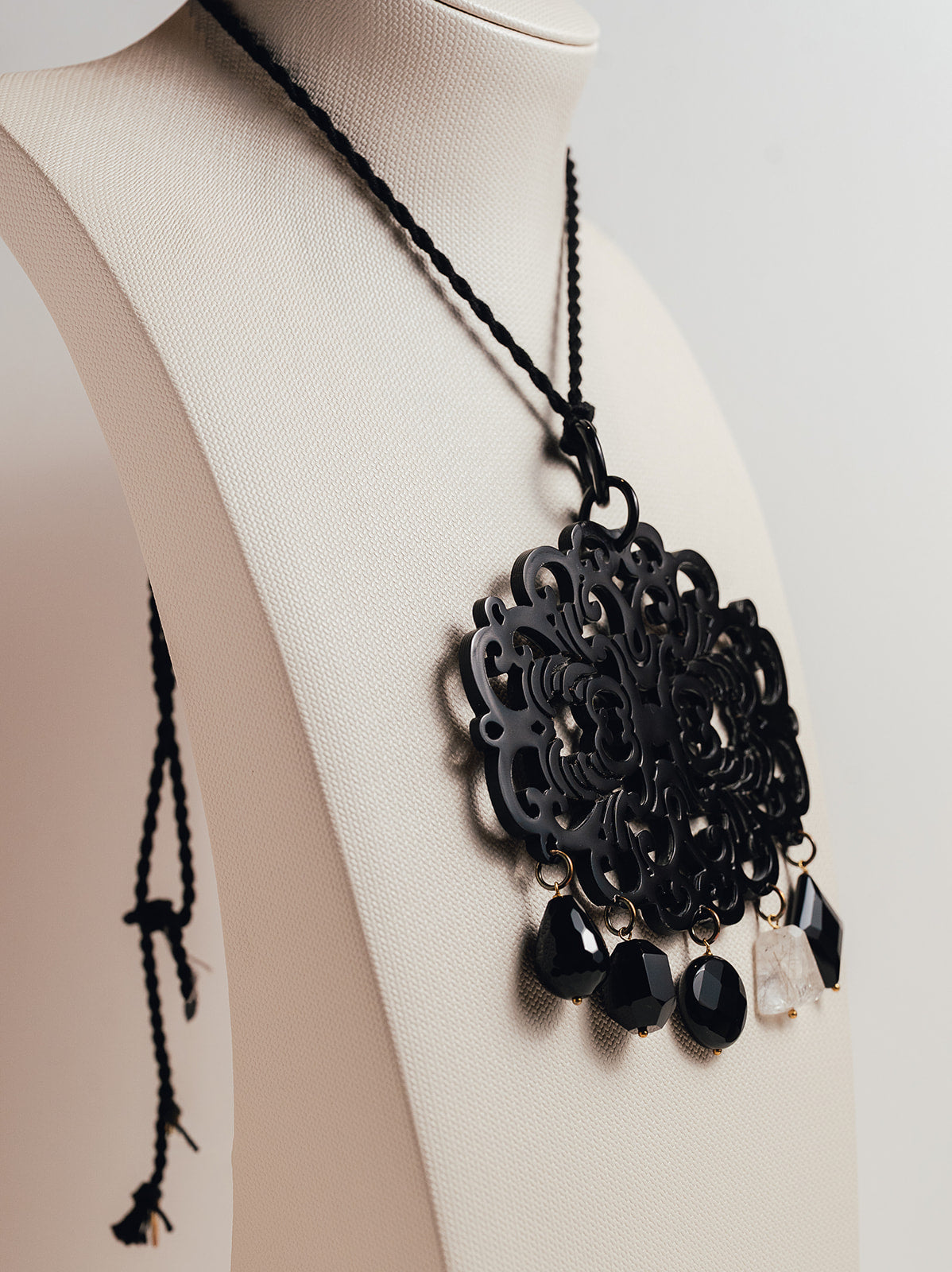 Collar Ajustable Roseton de Resina y Onix