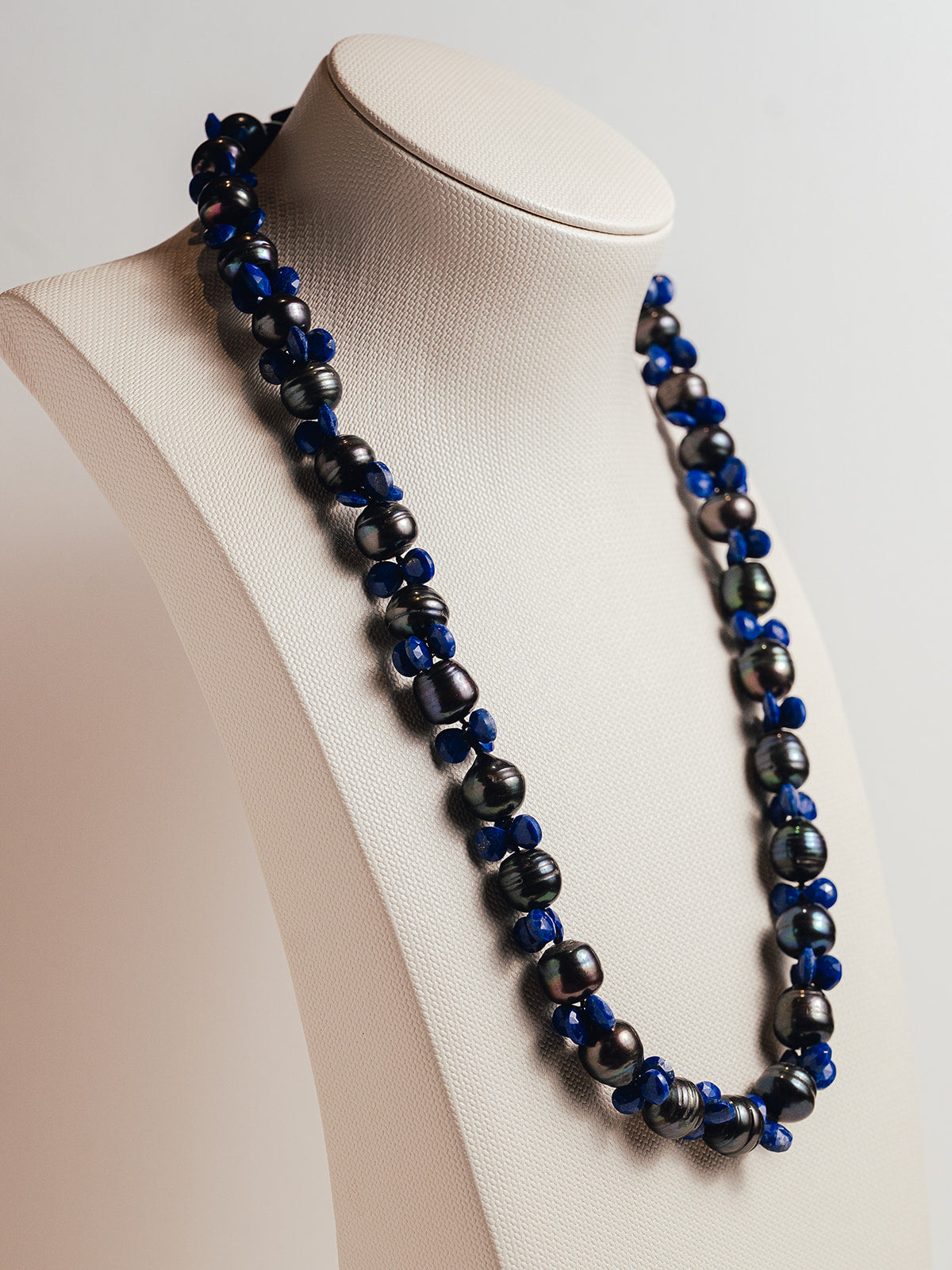 Collar Princesa Perlas de Agua Dulce Negras y Lapislazuli