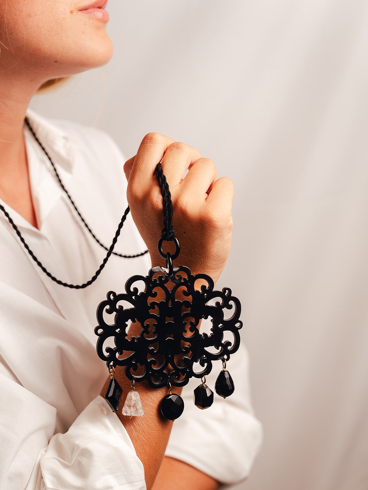 Collar Ajustable Roseton de Resina y Onix