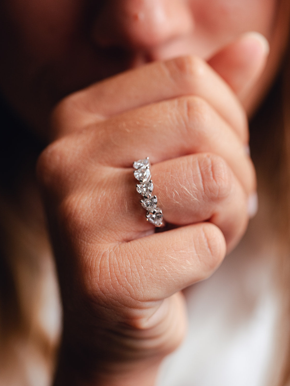 Anillo Media Alianza Diamantes Talla Corazon