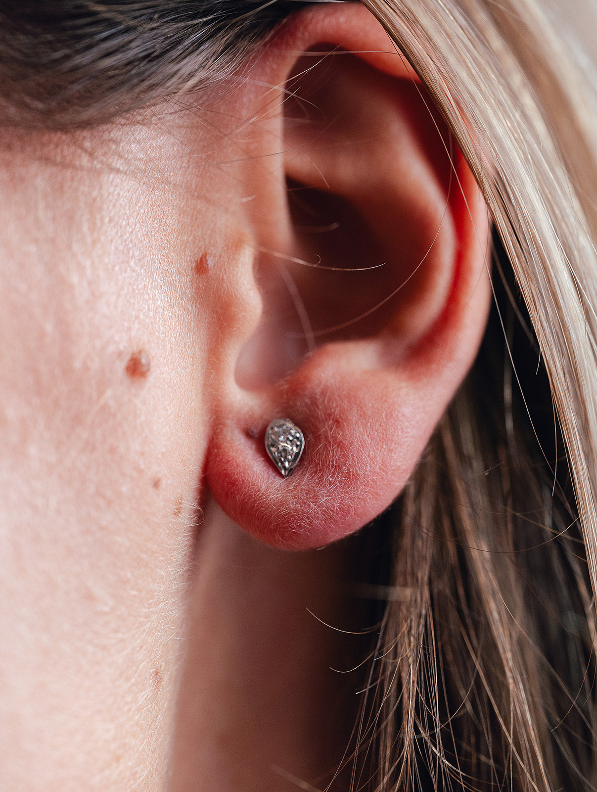 Pendientes Dormilonas Gota de Oro Blanco y Brillantes