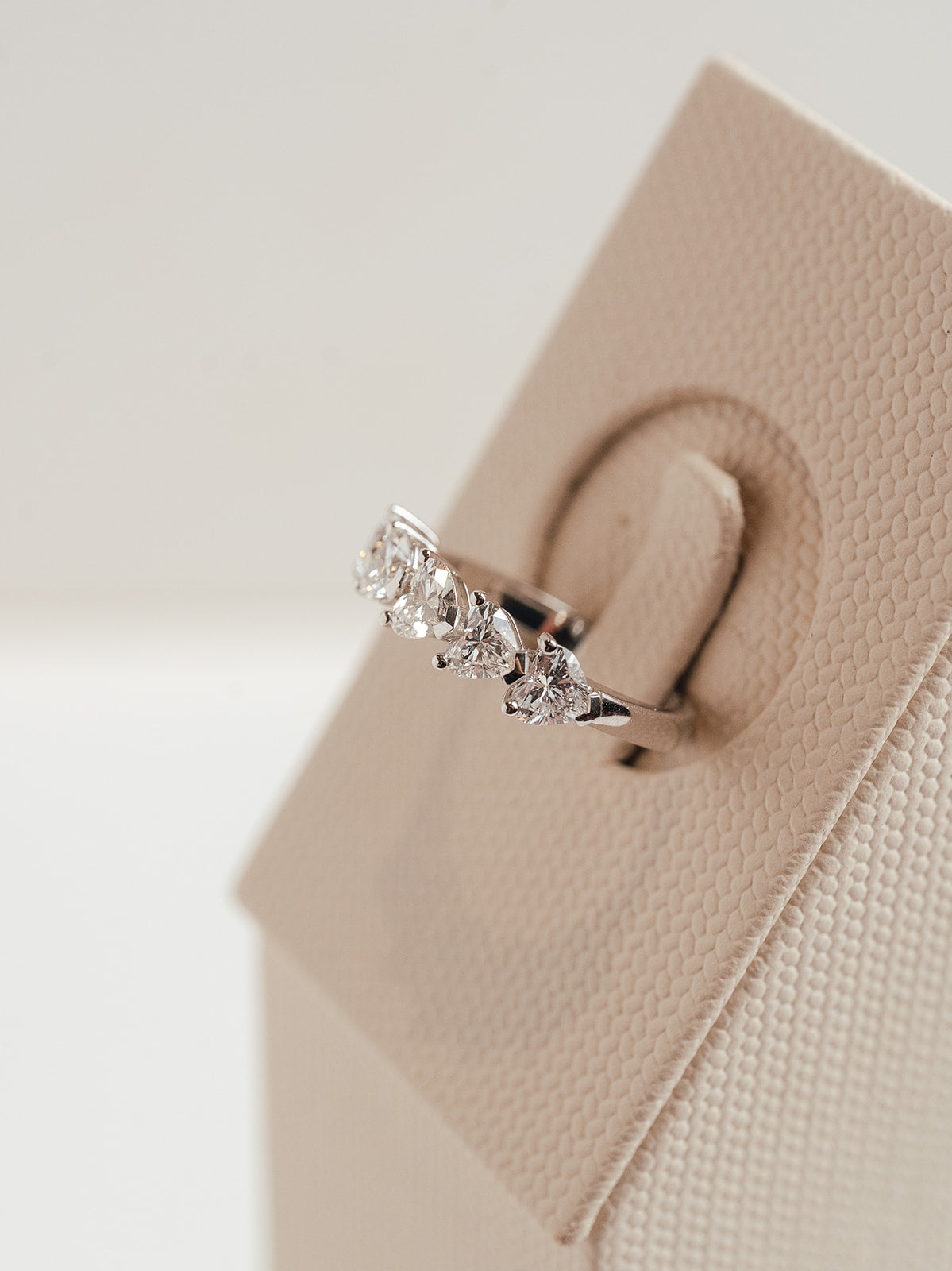 Anillo Media Alianza Diamantes Talla Corazon