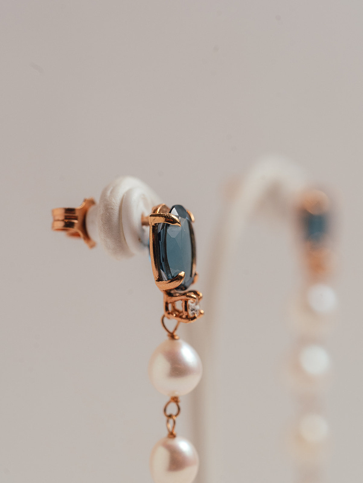 Pendientes Dolce Far Niente Perlas en Hilera, Zafiros y Brillantes