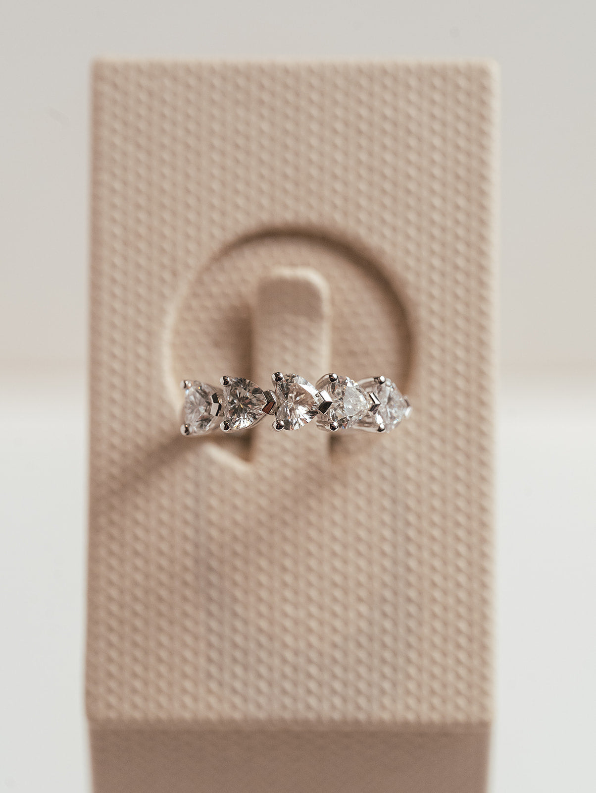 Anillo Media Alianza Diamantes Talla Corazon
