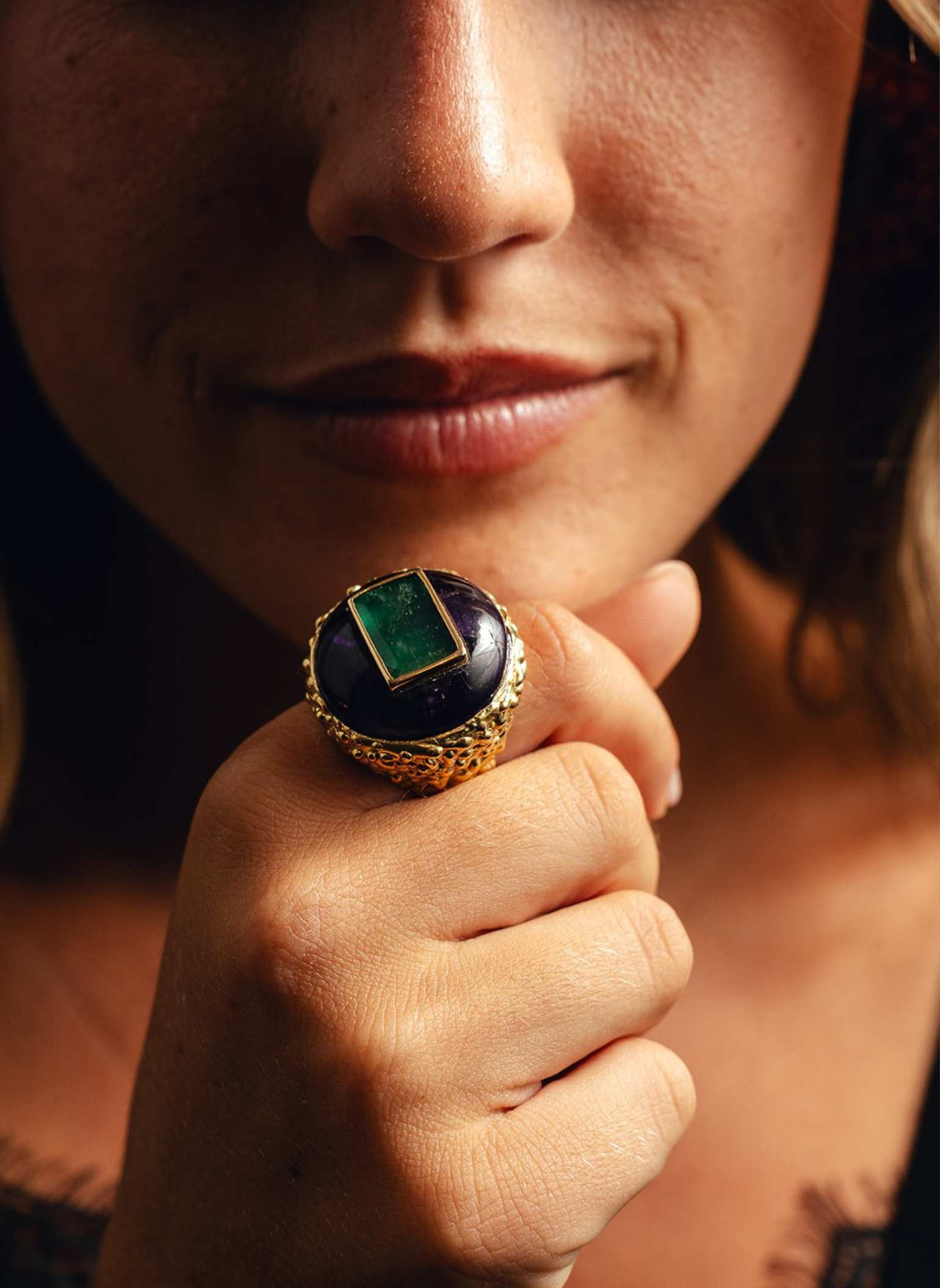 Anillo Golden Essentials Electroforming amatista y esmeralda