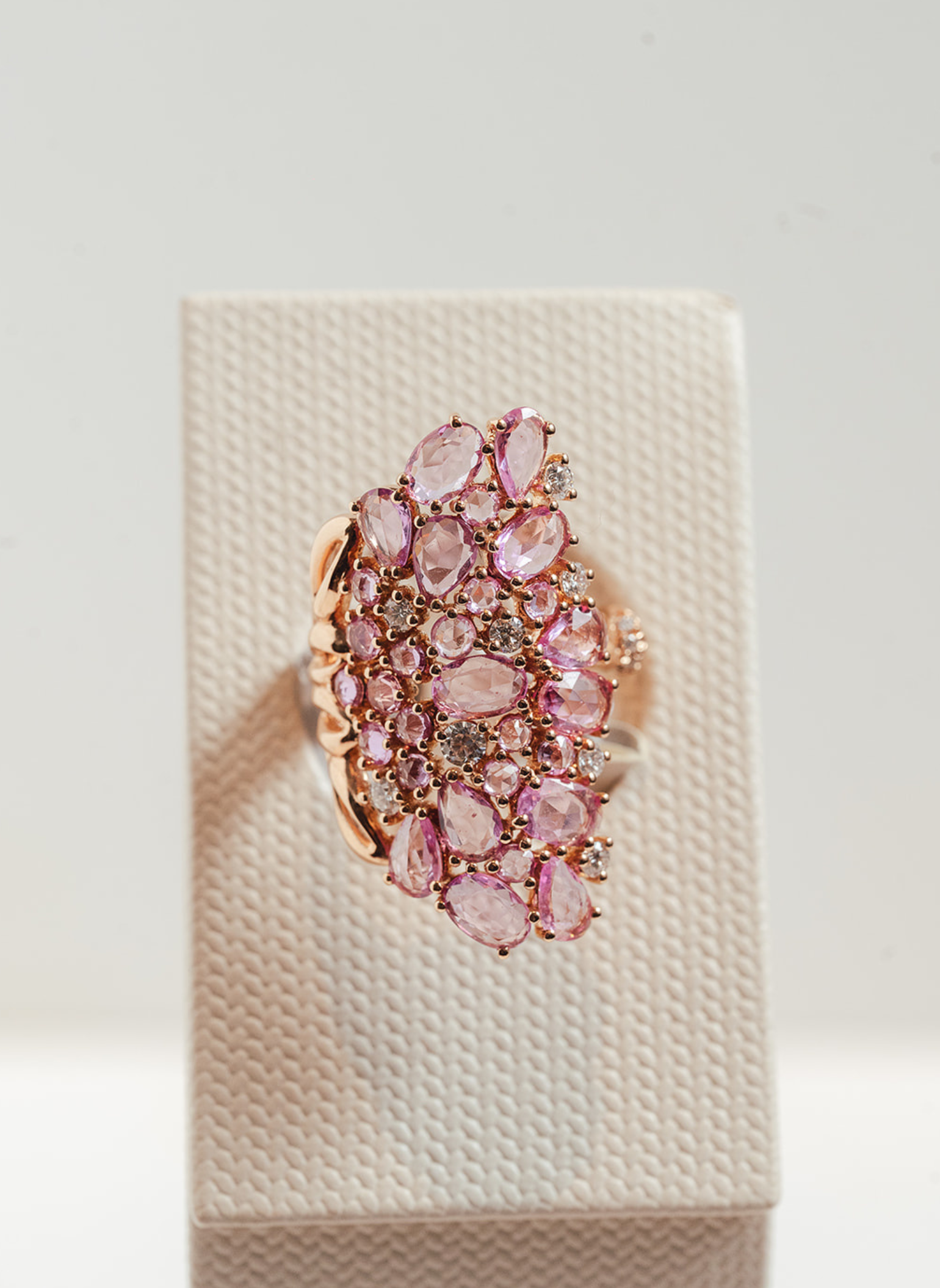Anillo Dream Big Zafiros Rosas y Brillantes