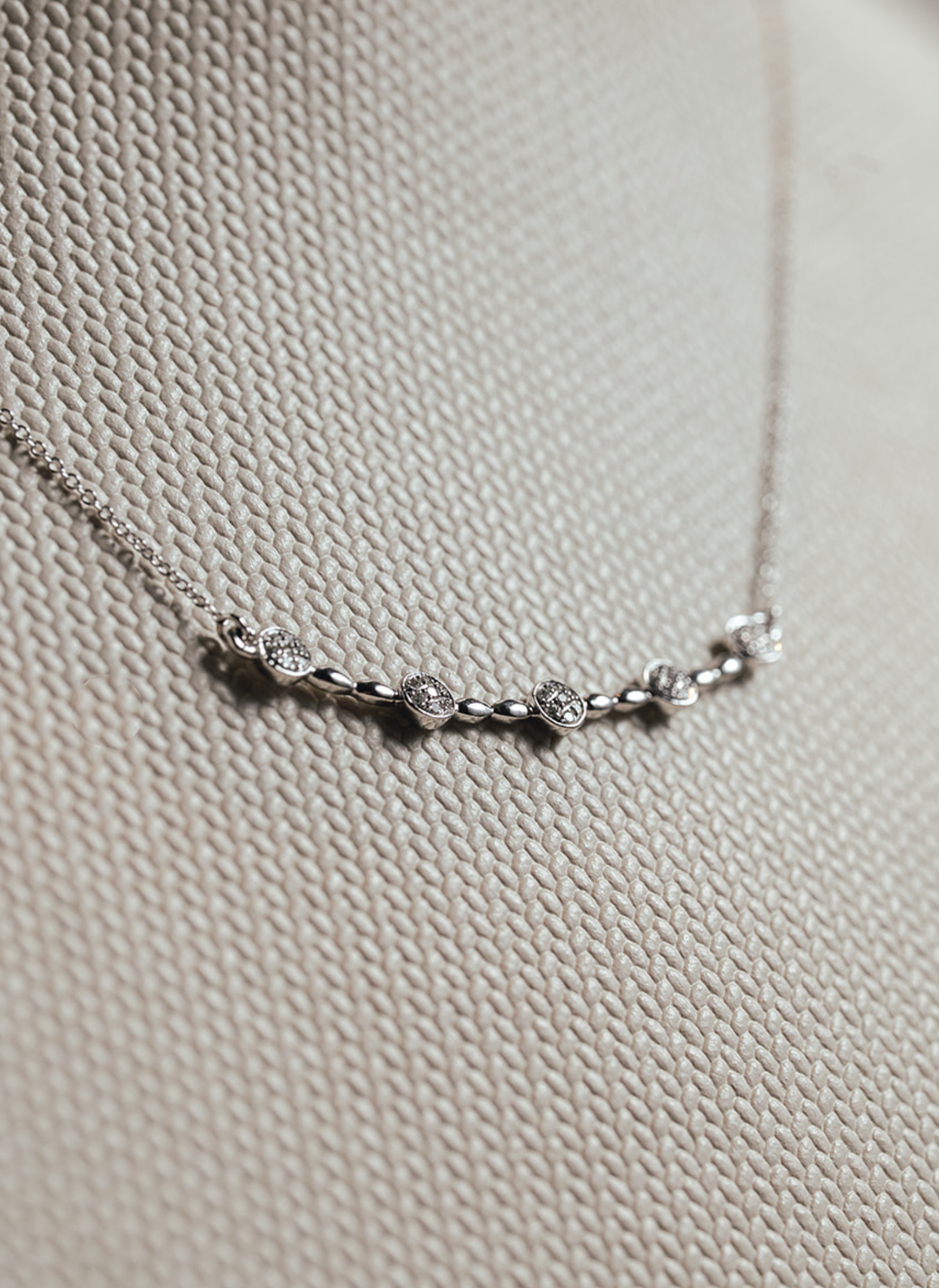 Cadena Fina Oro Blanco y 6 Diamantes