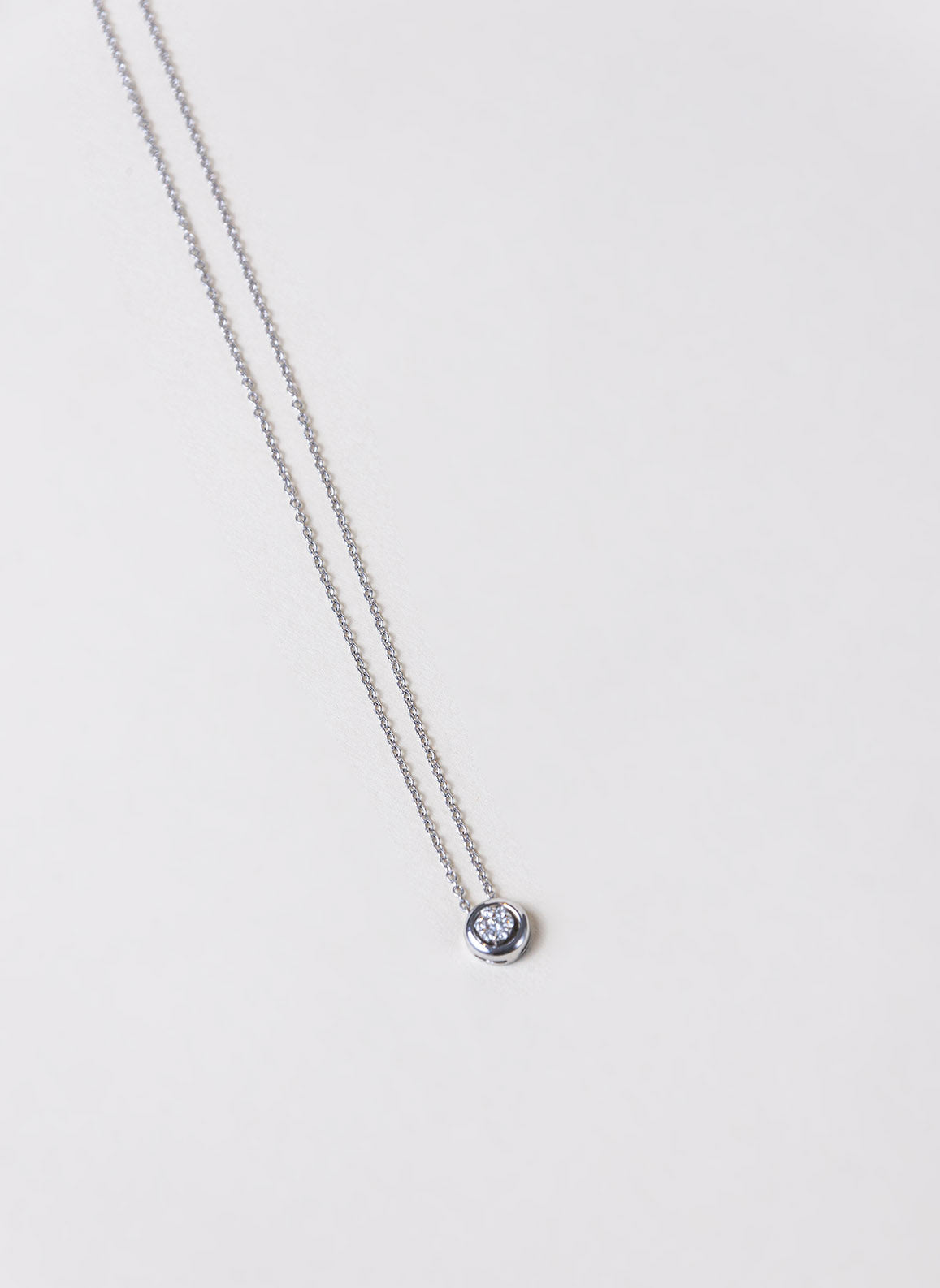 White Gold Chatón Chain and Central Diamond